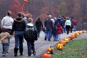 A crowd of people walking the trail for the Pumpkin Hike
